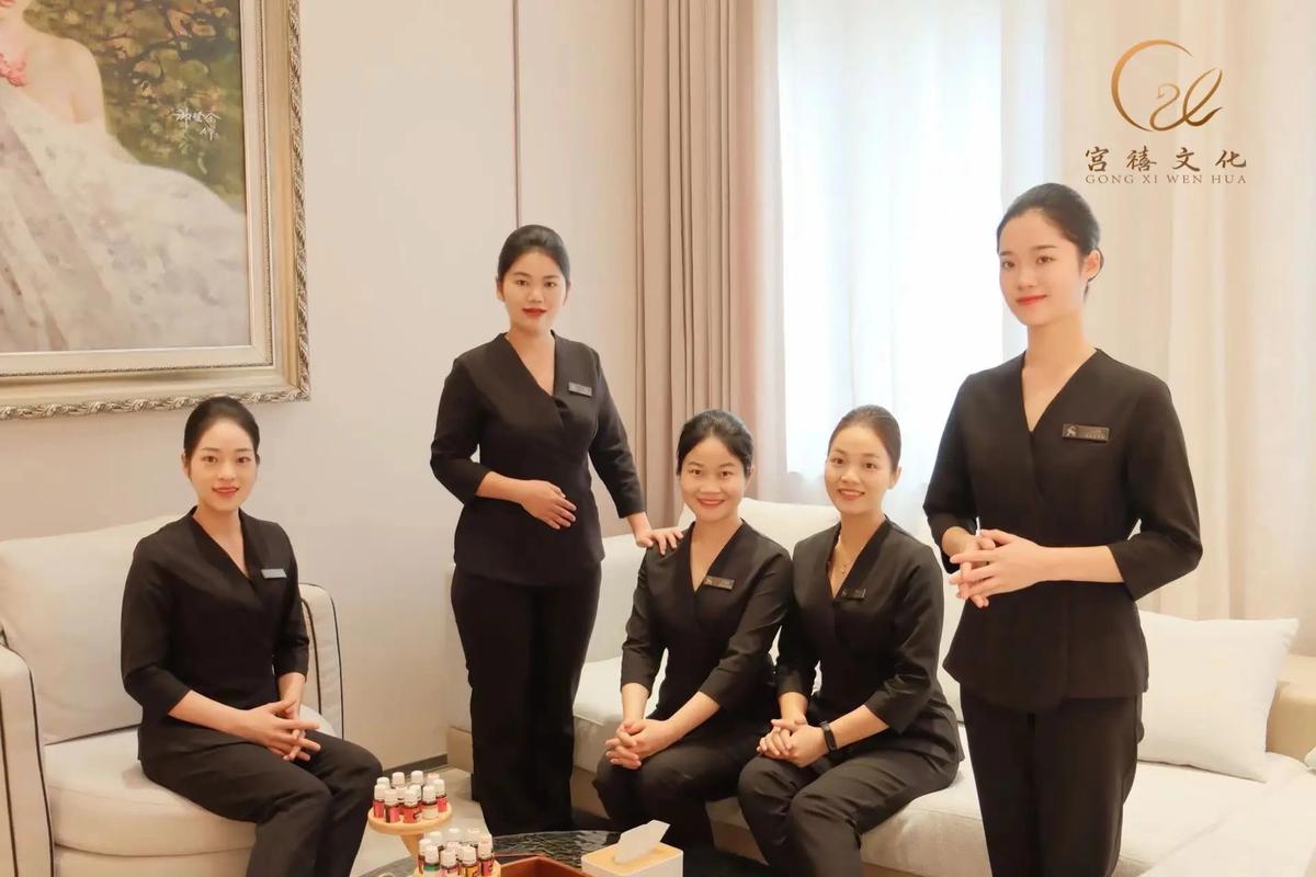 美容禮儀 與客戶(hù)交流時(shí)的注意事項(xiàng)